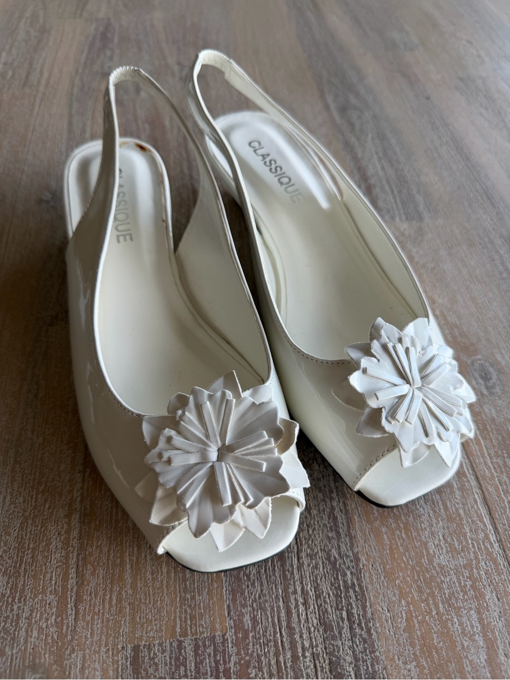 Women's White Slingback Floral Peep-Toe Small Heel